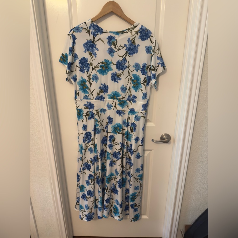 Floral Blue and White Karina Dress - Picture 4 of 4